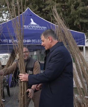 Cemil Tugay, Beydağ’da üreticilere fidan dağıttı, vatandaşlarla iftar yaptı